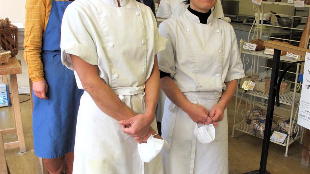 Boulangère chevronnée, Kaori Onishi (au 1er plan, à g.) dirige une petite équipe 100 % japonaise et féminine. © B. Guicheteau